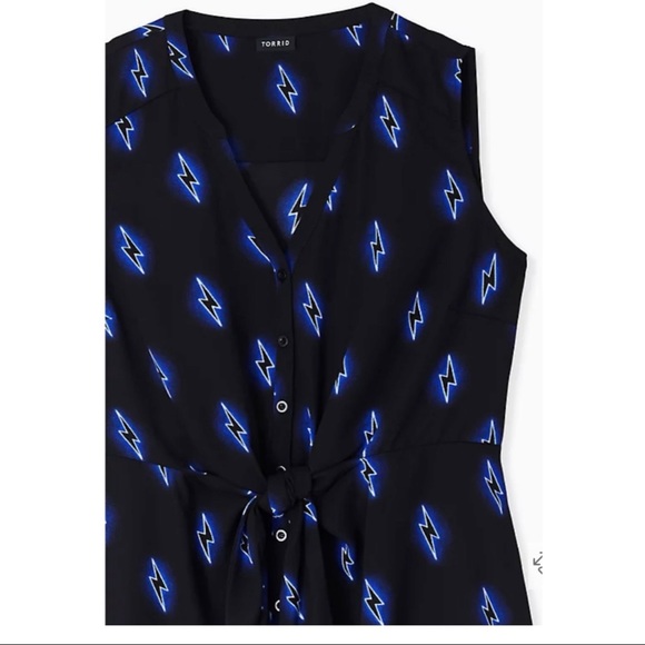 TORRID NWT BLACK & BLUE BOLTS GEORGETTE PEPLUM TIE FRONT SLEEVELESS TOP SIZE 4 - Picture 2 of 8